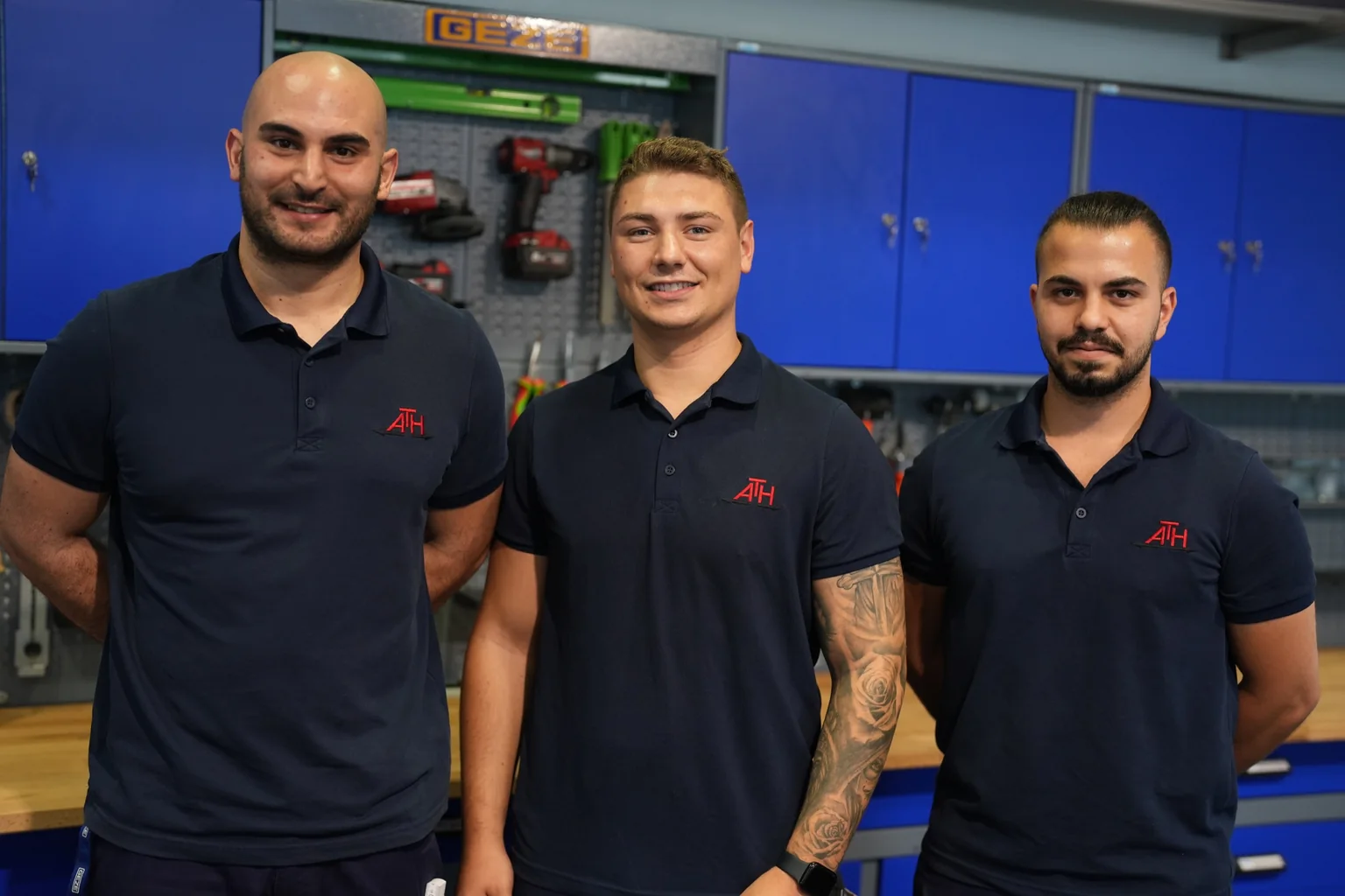 Ensar Horasan, Domenico Tari und Mahir Cöl in der ATH-Werkstatt.